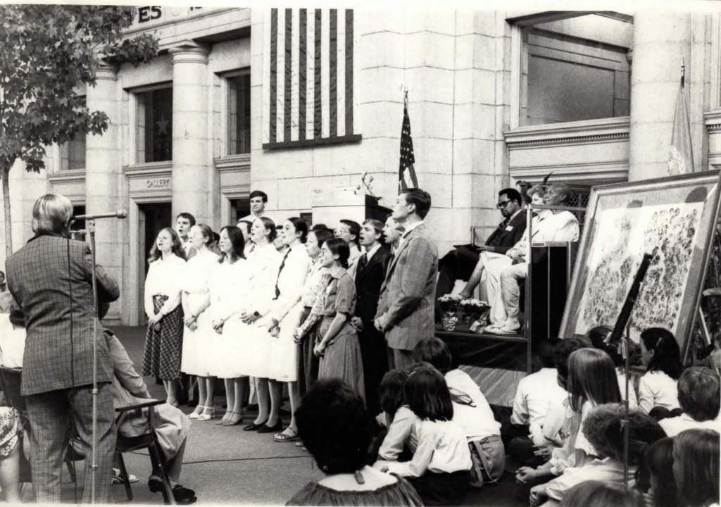 1979-05-may-23-iyc-at-wash-dc-visitor-cent-photo-sing-stage