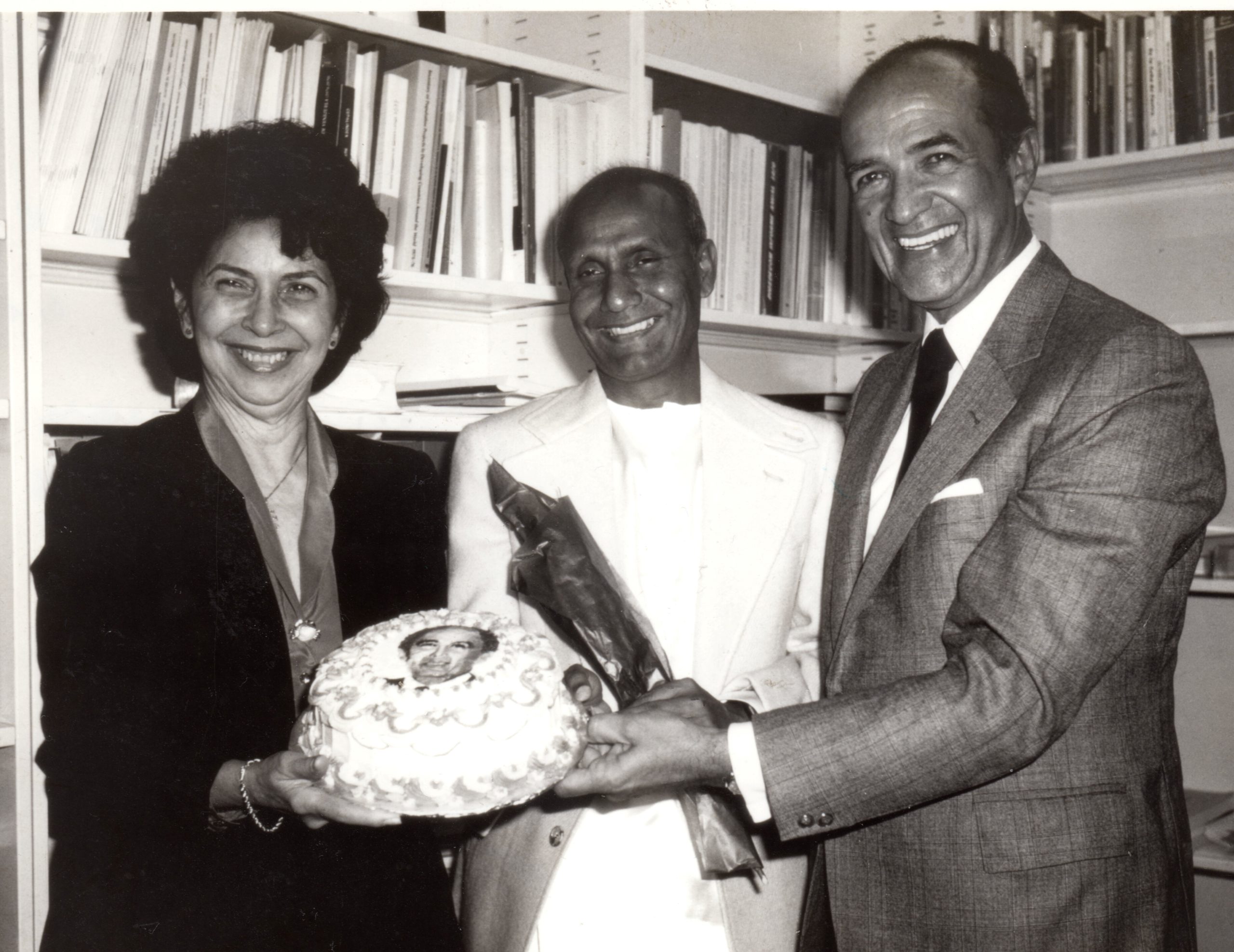 https://www.srichinmoypeacemeditationatun.org/wp-content/uploads/1981/09/1981-09sep-17-Foreign-Minister-Illueca-Panama-BD-cake-with-Mrs-crp-scaled.jpg