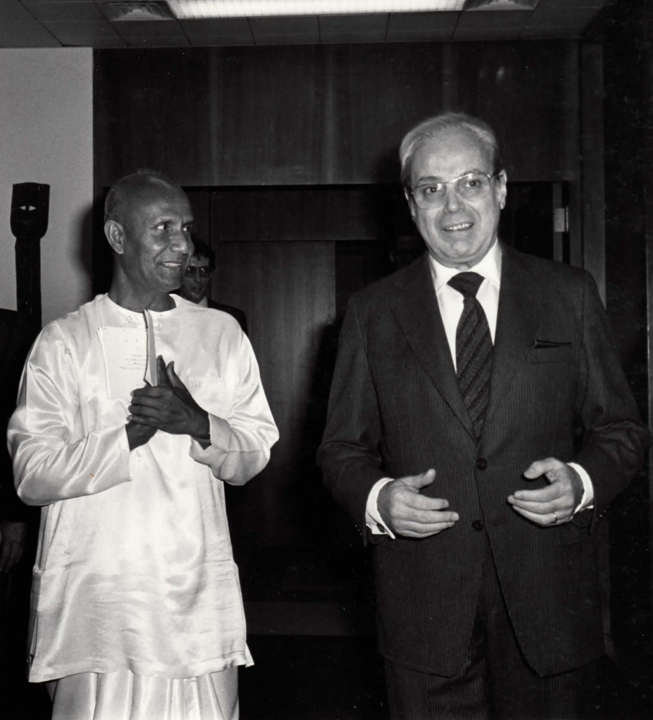 Secretary-General de Cuellar with Sri Chinmoy at UN 1983 Jan 13