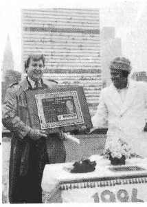 1986-11-Nov-06-u-thant-island-visit-award-to-Russel--Barber-ckg-rpresents