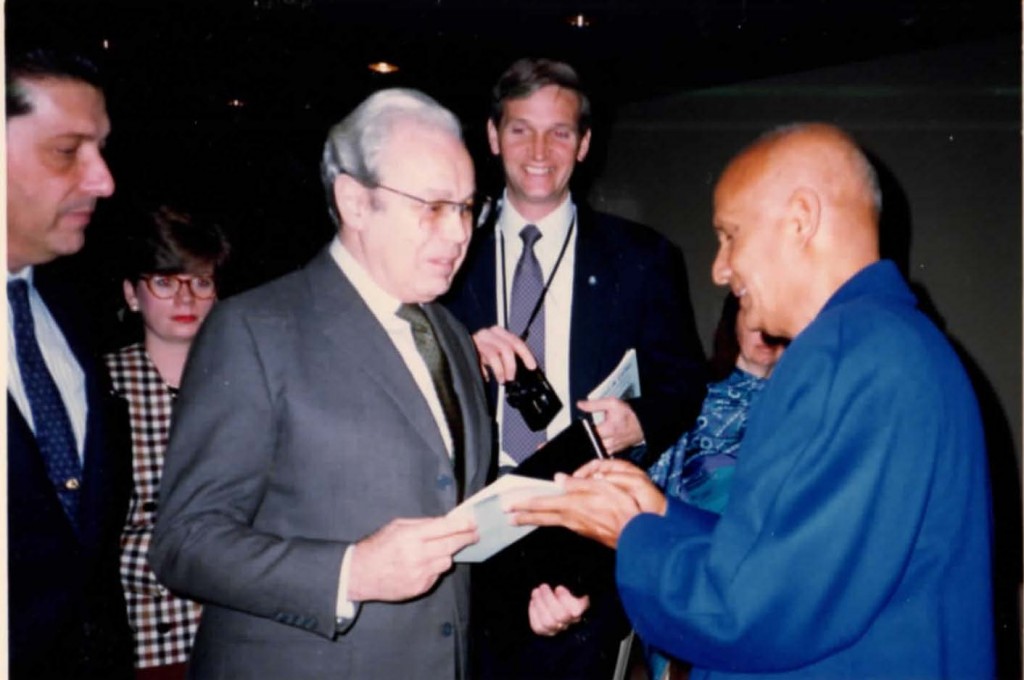 1989-12-dec-06-sg-de-Cuellar-with-book-ckg-F-Mayor-dg-unesco_Page_1