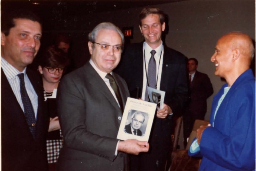 1989-12-dec-06-sg-de-Cuellar-with-book-ckg-F-Mayor-dg-unesco_Page_2