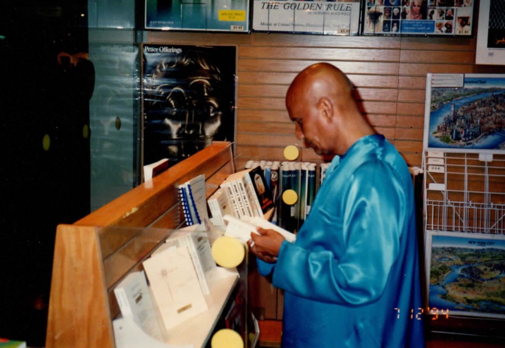 1994-07-jul-12-ckg-vist-un-bookstore-after-meeting_Page_12