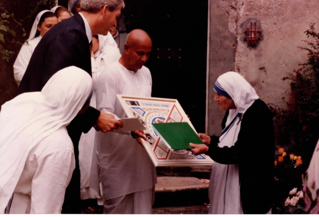 1994-10-oct-01-mother-teresa-uthant-award-rome-ckg-ak