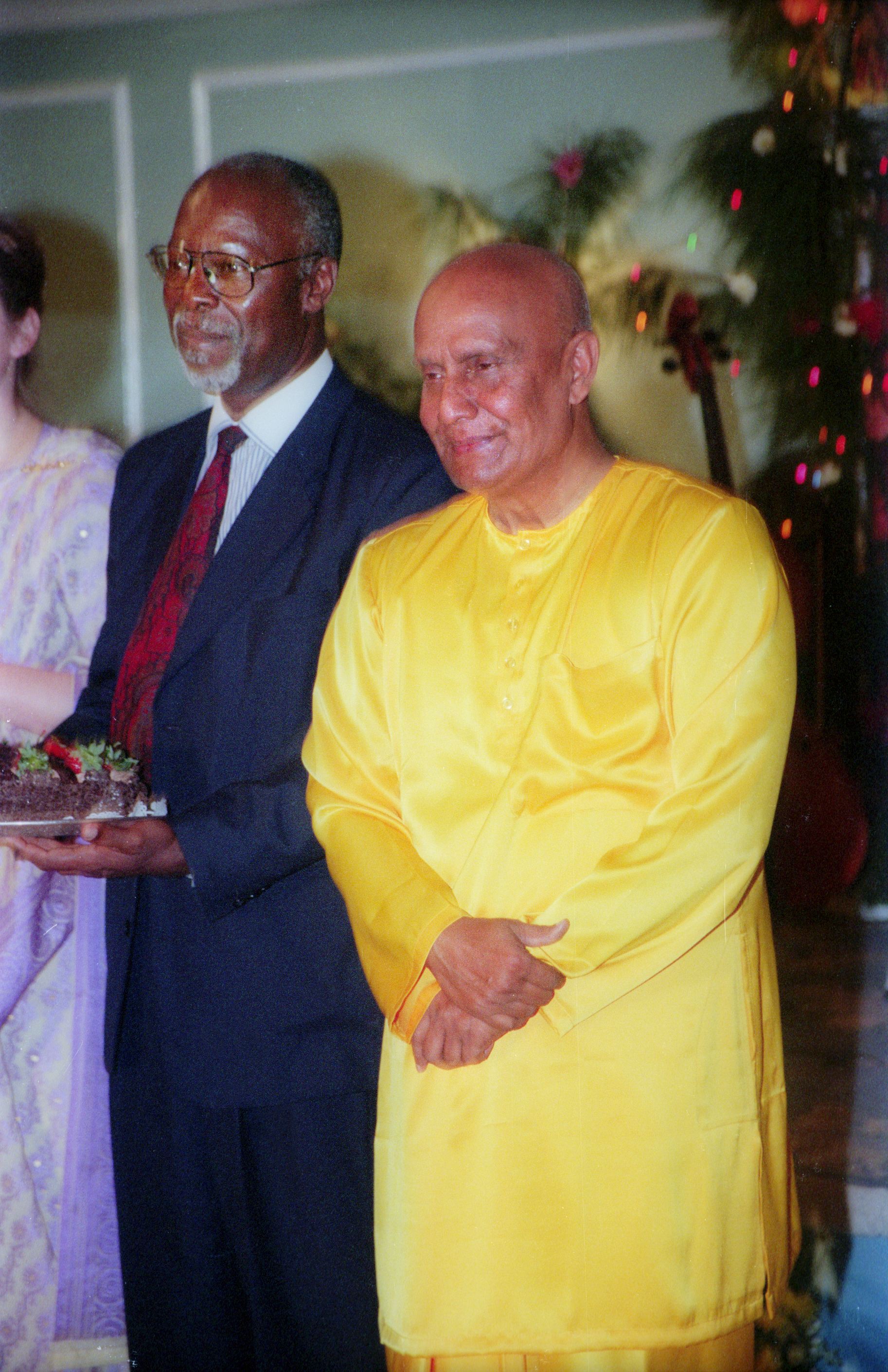 https://www.srichinmoypeacemeditationatun.org/wp-content/uploads/2012/04/ckg-with-Hepburn-bahamas.jpg